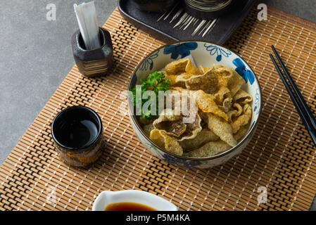 Gebackener Lachs Haut, Kawa sauge Stockfoto