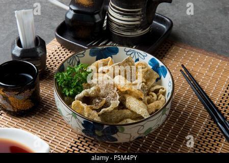 Gebackener Lachs Haut, Kawa sauge Stockfoto