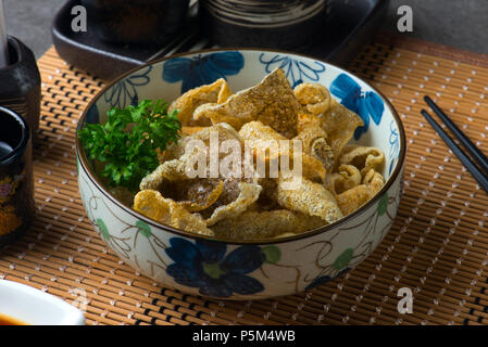 Gebackener Lachs Haut, Kawa sauge Stockfoto