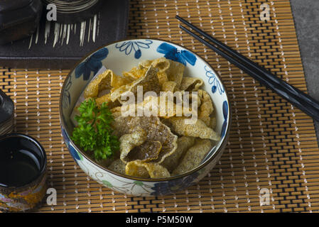 Gebackener Lachs Haut, Kawa sauge Stockfoto