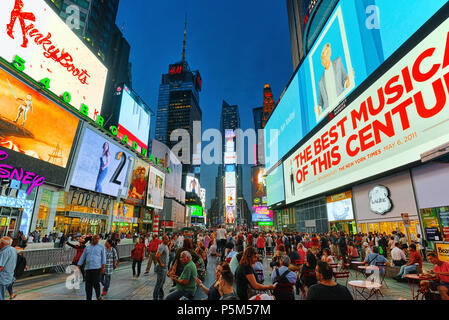 New York, USA - September 06, 2017: Nacht Blick auf Times Square - Zentrale und Hauptplatz von New York. Straße, Autos, Menschen und Touristen. Stockfoto