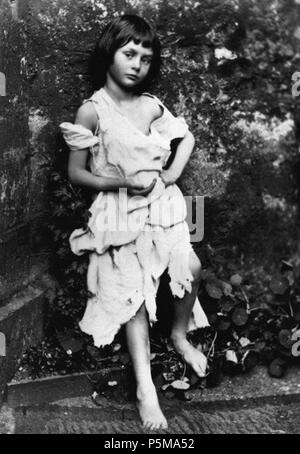 N/A. Englisch: Alice Liddell als Bettler - Maid (aus der Geschichte von Cophetua). Angeblich reißen Loch oder Tinte-blot in Foto digital entfernt. Dies war der erste in der Biographie des Carroll von seinem Neffen: Collingwood, Stuart Dodgson (1898) das Leben und die Briefe von Lewis Carroll, London: T. Fisher Unwin, s. S. 80 Am 22. Dezember 2010 veröffentlicht. . 1858. Lewis Carroll (1832 - 1898) Alternative Namen Charles Lutwidge Dodgson Beschreibung British-English Schriftsteller, Mathematiker und Fotograf Geburtsdatum / Tod 27. Januar 1832 14. Januar 1898 Ort der Geburt / Tod Newton-le-Willows, Cheshire, England Gu Stockfoto