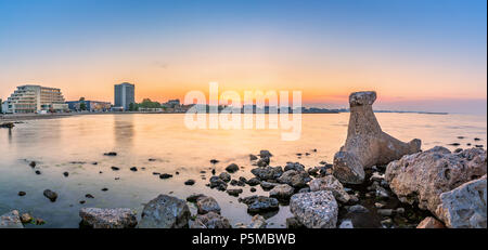 Schwarz Meer Küste Panorama mit Mamaia Beach Resort Skyline bei Sonnenuntergang, in Rumänien Stockfoto