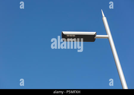 Moderne LED-Straßenlampe am blauen Himmel Hintergrund. Energieeffiziente Beleuchtung Stockfoto