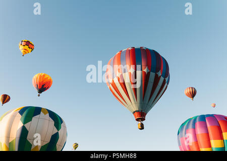 Heißluftballons heben ab Stockfoto