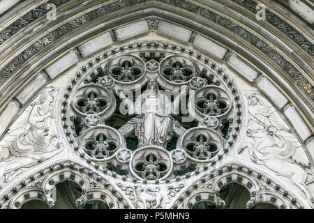 Die vor der Kathedrale Kirche des Heiligen Johannes des Göttlichen in NYC. Den oberen Teil des Portals von Paradies. Stockfoto