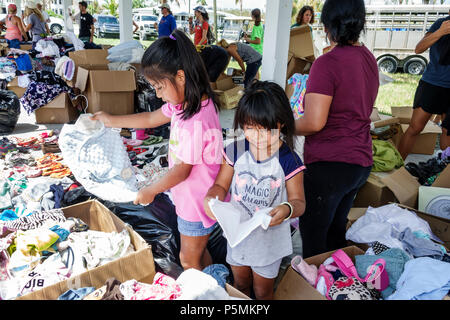 Everglades City Florida, nach dem Hurrikan Irma, Sturmhilfe, Katastrophenhilfe, Vertriebsstelle, Spenden, kostenloser Kleiderstapel, hispanische Frau weibliche Frauen, Stockfoto