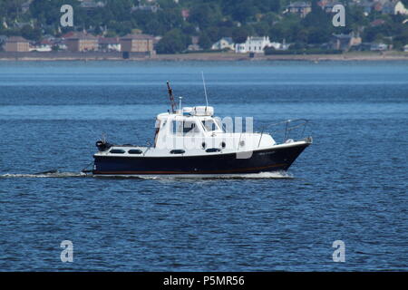 Wee Chief, ein privat geführtes Seaward 23 Motor Cruiser, Pässe von Greenock East India Hafen während einer Fangreise über die Firth of Clyde. Stockfoto