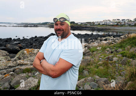 Bis 1100 Embargo Mittwoch, Juni 27 Nicholas Murch, aus London, wer hat die erste Person geworden, die North Channel zu schwimmen in diesem Jahr, an seinem Ausgangspunkt in Donaghadee, Co. Stockfoto