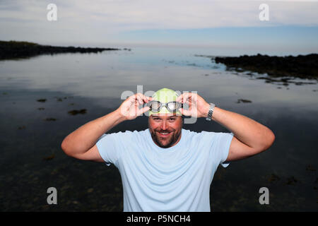 Bis 1100 Embargo Mittwoch, Juni 27 Nicholas Murch, aus London, wer hat die erste Person geworden, die North Channel zu schwimmen in diesem Jahr, an seinem Ausgangspunkt in Donaghadee, Co. Stockfoto