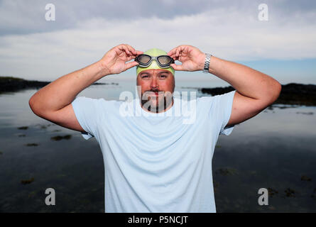 Bis 1100 Embargo Mittwoch, Juni 27 Nicholas Murch, aus London, wer hat die erste Person geworden, die North Channel zu schwimmen in diesem Jahr, an seinem Ausgangspunkt in Donaghadee, Co. Stockfoto