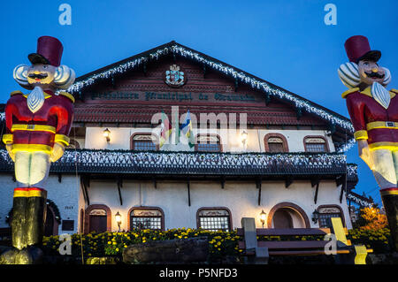 Gramado Rathaus deutschen Kolonialstil Holz- architektur Nacht Zinnsoldat Weihnachten Stockfoto