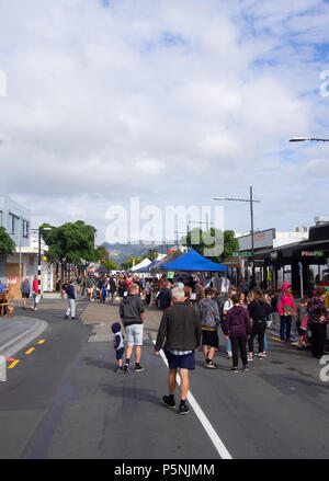 Die Menschen in der Hauptstraße von Upper Hutt für März Verrücktheit Stockfoto