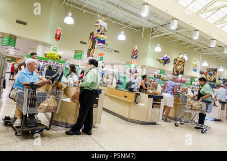 Naples, Florida, Publix Supermarkt, elektrischer Einkaufswagen, eingeschränkter Mobilität, Kassierer, Bagger, Einkaufswagen, lateinamerikanische lateinamerikanische lateinamerikanische ethnische Immim Stockfoto