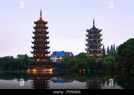 Sonne und Mond Pagoden in Guilin, Guangxi Province, China. Stockfoto