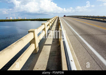 Florida, Fort Ft. Myers Beach, Lovers Key State Erholungsgebiet, Estero Bay New Pass, Brückenweg, Geländer, Skyline, Wasser, FL170925071 Stockfoto