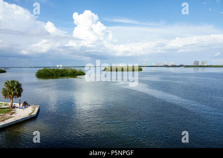 Florida, Fort Ft. Myers Beach, Lovers Key State Erholungsgebiet, Estero Bay New Pass, Mündung, Bucht, Inseln, Wasser, Wolkenspiegelung, Skyline, FL170925072 Stockfoto