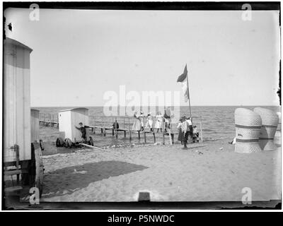 N/A. Deutsch: Beschreibung Mensen Muiderberg aan het Strand. Documenttype foto Vervaardiger Stomps, Benjamin Wilhelmus Collectie Collectie B.W. Stomps Datering 1894 t/m 1900 Inventarissen Http://archief.amsterdam/archief/10162 Afbeeldingsbestand 010162000078 erzeugt mit Dememorixer. 1894 t/m 1900. Benjamin Wilhelmus Stomps (1856-1904) 187 Benjamin Wilhelmus Stomps, Afb 010162000078 Stockfoto