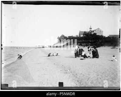 N/A. Deutsch: Beschreibung Muiderberg Mensen op het Strand. Documenttype foto Vervaardiger Stomps, Benjamin Wilhelmus Collectie Collectie B.W. Stomps Datering 1894 t/m 1900 Inventarissen Http://archief.amsterdam/archief/10162 Afbeeldingsbestand 010162000079 erzeugt mit Dememorixer. 1894 t/m 1900. Benjamin Wilhelmus Stomps (1856-1904) 187 Benjamin Wilhelmus Stomps, Afb 010162000079 Stockfoto