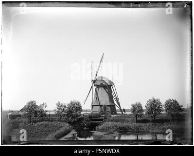 N/A. Deutsch: Beschreibung Overdiemerpolder Een molen Aan het Water. Documenttype foto Vervaardiger Stomps, Benjamin Wilhelmus Collectie Collectie B.W. Stomps Datering 13 Juni 1897 Geografische naam Overdiemerpolder Diemen Inventarissen Http://archief.amsterdam/archief/10162 Afbeeldingsbestand 010162000081 erzeugt mit Dememorixer. 13. Juni 1897. Benjamin Wilhelmus Stomps (1856-1904) 187 Benjamin Wilhelmus Stomps, Afb 010162000081 Stockfoto