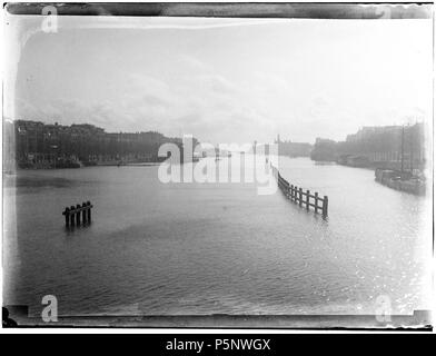 N/A. Deutsch: Beschreibung Amstel Gezien vanaf De Hoge Sluis. Links de Weesperzijde. Dsub de Sarphatikade en de Amsteldijk. Documenttype foto Vervaardiger Stomps, Benjamin Wilhelmus Collectie Collectie B.W. Stomps Datering juli 1896 Geografische naam Amstel Weesperzijde Amsteldijk Inventarissen Http://archief.amsterdam/archief/10162 Afbeeldingsbestand 010162000110 erzeugt mit Dememorixer. Juli 1896. Benjamin Wilhelmus Stomps (1856-1904) 187 Benjamin Wilhelmus Stomps, Afb 010162000110 Stockfoto