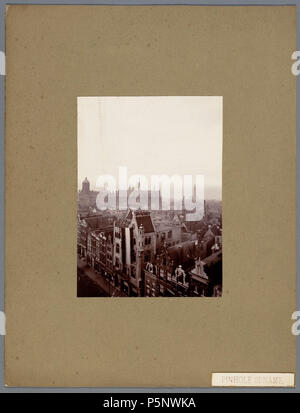 N/A. Deutsch: Beschreibung Amsterdam Vogelvluchtopname van het centrum van Amsterdam met Op de voorgrond het Damrak 85 met de Algemeene Mij. van Levensverzekering en Lijfrente (Architekt H.P. Beurs van Berlage) op de Hoek van de Zoutsteeg en in de verte Het Koninklijk Paleis op de Dam en de Nieuwe Kerk. Pinhole opname. Documenttype foto Vervaardiger Stomps, Benjamin Wilhelmus Collectie Collectie B.W. Stomps Datering 1894 t/m 1900 Geografische naam Amsterdam Damrak Inventarissen Http://archief.amsterdam/archief/10162 Afbeeldingsbestand 010162000141 erzeugt mit Dememorixer. 1894 t/m 1900. Benjamin W Stockfoto