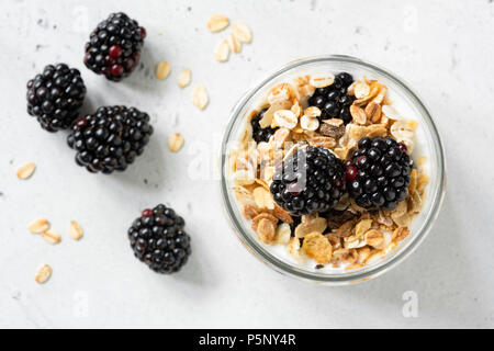 Müsli, Brombeeren und Naturjoghurt, Ansicht von oben selektiven Fokus Stockfoto