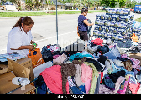 Florida, Bonita Springs, nach Hurrikan Irma Sturmschäden Zerstörung Nachwirkungen, Katastrophenhilfe Erholung, Spenden Verteilung Standort Punkt, hispanische wom Stockfoto