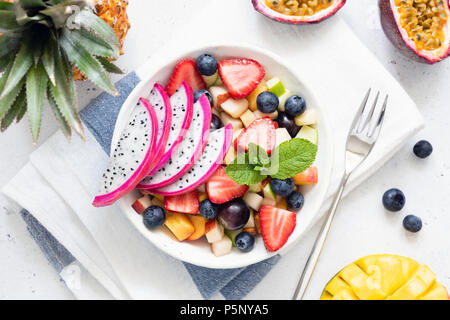 Obstsalat mit Dragon Obst, Ansicht von oben. Gesunde Ernährung, gesunde Lebensweise Konzept Stockfoto