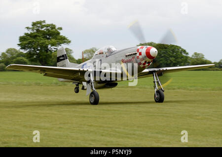 North American P-51D Mustang Marinell Zweiten Weltkrieg Jagdflugzeug der Hardwick Warbirds an ihrer Basis an Hardwick Flugplatz, Norfolk, Großbritannien. Stockfoto