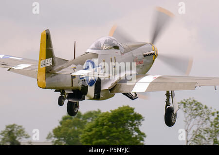North American P-51D Mustang Janie Zweiten Weltkrieg Jagdflugzeug der Hardwick Warbirds an ihrer Basis an Hardwick Flugplatz, Norfolk, Großbritannien. Fliegen Stockfoto
