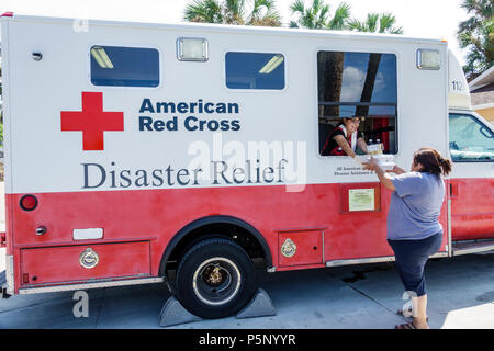 Florida, Bonita Springs, nach Hurrikan Irma Sturmschäden Zerstörung Nachwirkungen, Katastrophenhilfe, Spenden Verteilung Standort Punkt, Rotes Kreuz Di Stockfoto