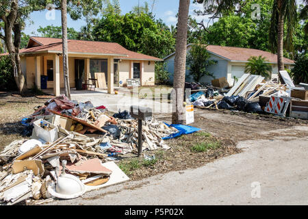 Florida, Bonita Springs, nach Hurrikan Irma Sturmschäden Zerstörung Nachwirkungen, Überschwemmungen, Haus Häuser Häuser Wohnsitz, Nachbarschaft, Katastrophenhilfe Stockfoto