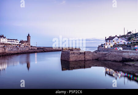 Porthleven Cornwall mit dem Uhrenturm verführt stille Gewässer Stockfoto