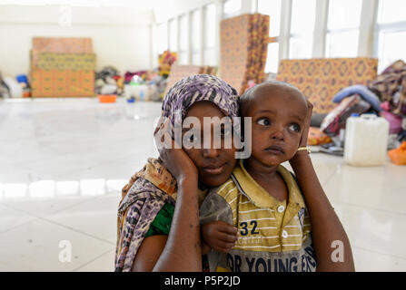 Äthiopien, Dire Dawa, intern Vertriebenen IDP Camp für äthiopische somalische Flüchtlinge aus Oromo region Binnenland nach politischen Auseinandersetzungen, Notunterkünfte im Sport Komplex/AETHIOPIEN, Dire Dawa, IDP Camp fuer Somalische Binnenfluechtlinge aus der Oromia Region Sindh nach politischen Unruhen provisorisch in einem Sportkomplex von der Regierung untergebracht Stockfoto