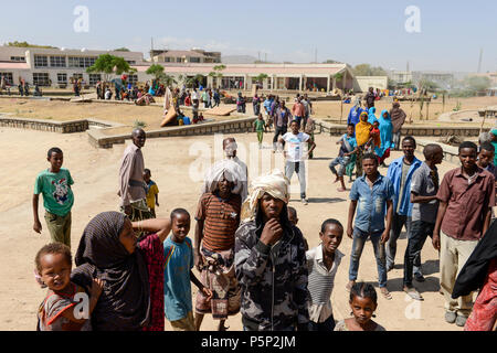 Äthiopien, Dire Dawa, intern Vertriebenen IDP Camp für äthiopische somalische Flüchtlinge aus Oromo region Binnenland nach politischen Auseinandersetzungen, Notunterkünfte im Sport Komplex/AETHIOPIEN, Dire Dawa, IDP Camp fuer Somalische Binnenfluechtlinge aus der Region Oromia provisorisch in einem Sportkomplex von der Regierung untergebracht Stockfoto