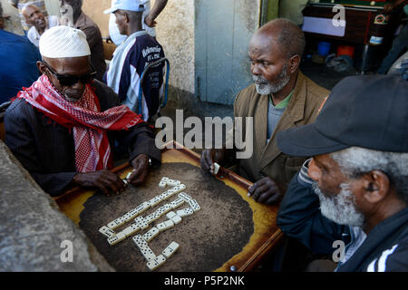 Äthiopien, Harar, Altstadt, muslimischen Mann spielen Domino Spiel/AETHIOPIEN, Harar, Altstadt, Muslime spielen Domino Stockfoto