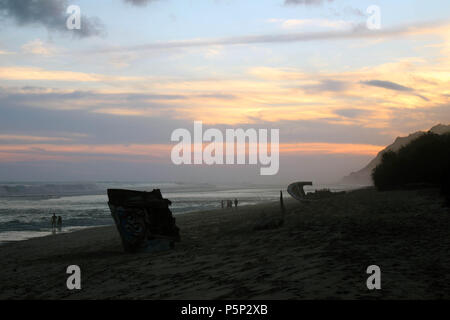 Nyang nyang-Strand und einige kaputte rustikalen Schiffswracks bei bewölkter Sonnenuntergang. In Bali, Juli 2018 berücksichtigt. Stockfoto