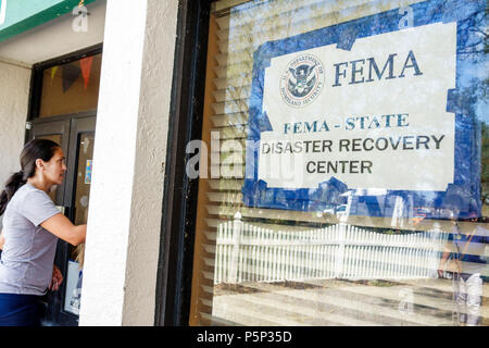 Immokalee Florida, FEMA State Disaster Recovery Center Center, Sturmhilfe, Erleichterung, Schild, Tür, hispanische Frau weibliche Frauen, Eintritt, FL170925210 Stockfoto