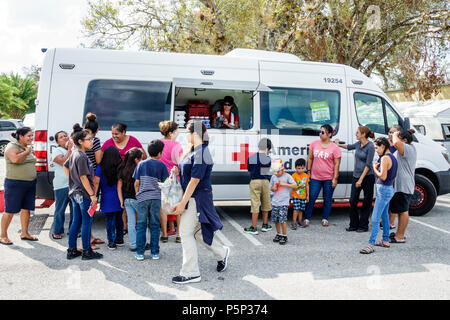 Florida, LaBelle, nach dem Hurrikan Irma, Sturmhilfe, Katastrophenhilfe, Katastrophenhilfe, Katastrophenhilfe, Katastrophenhilfe, Rotes Kreuz, Freiwilliger Stockfoto