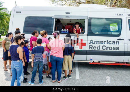 Florida LaBelle nach dem Unheil Irma Hilfe bei der Wiederherstellung des Katastrophenfalls, Rotes Kreuz Katastrophenhilfe bei der Unterstützung von kostenlosen Mahlzeiten im Lieferwagen, hispanische Familien, Kinder wohnen hier Stockfoto