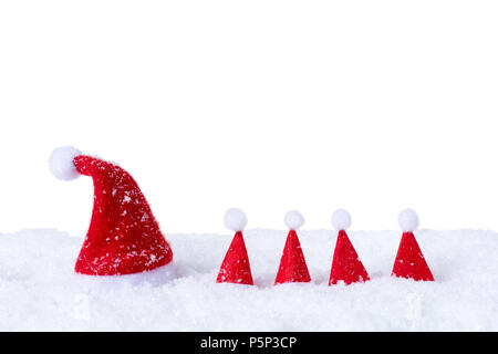 Weihnachten Hüte vor Schnee auf weißem Hintergrund. Stockfoto