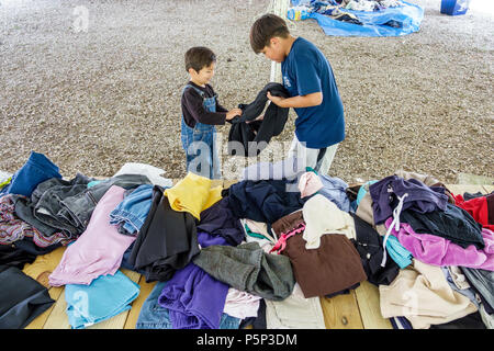 Florida, LaBelle, nach dem Hurrikan Irma, Sturmhilfe, Zerstörung nach der Katastrophe, Katastrophenhilfe, Spenden, kostenlose Kleidung, Verteilungspunkt, H Stockfoto