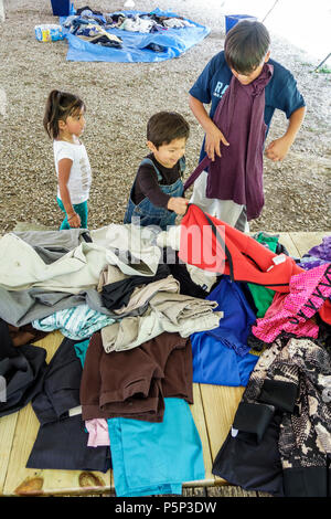 Florida, LaBelle, nach dem Hurrikan Irma, Sturmhilfe, Spenden, kostenlose Kleidung, Verteilungspunkt, Hispanic Latin Latino ethnische Einwanderer im Stockfoto