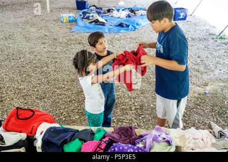 Florida, LaBelle, nach dem Hurrikan Irma, Sturmhilfe, Zerstörung nach der Katastrophe, Katastrophenhilfe, Spenden, kostenlose Kleidung, Verteilungspunkt, H Stockfoto