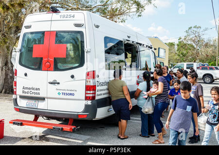 Florida, LaBelle, nach dem Hurrikan Irma, Sturmhilfe, Katastrophenhilfe, Katastrophenhilfe, Katastrophenhilfe, Katastrophenhilfe, Rotes Kreuz, Freiwilliger Stockfoto