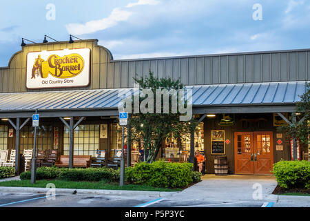 Stuart Florida, Cracker Barrel Old Country Store, Vordereingang außen, Nacht, Restaurant Restaurants Essen Essen, Cafe Cafes, FL170925234 Stockfoto