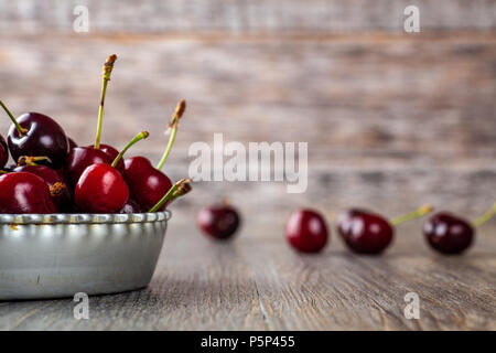 Reife rote Kirschen in eine Dose flan Dish Stockfoto