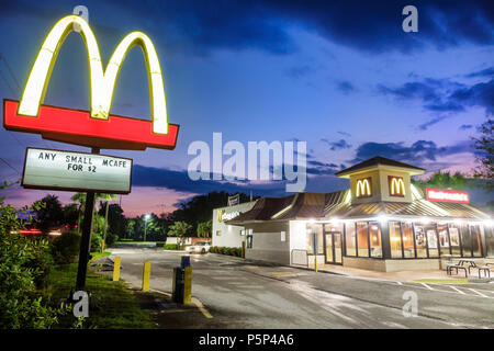 Stuart Florida, Nacht, McDonald's, Fast Food, Restaurant Restaurants Essen Essen essen Café Cafés Bistro, außen, beleuchtete Schild, goldene Bögen, Besucher reisen t Stockfoto