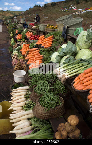 Verkauf von lokalen Gemüse und andere Produkte am Straßenrand, Madagaskar Stockfoto